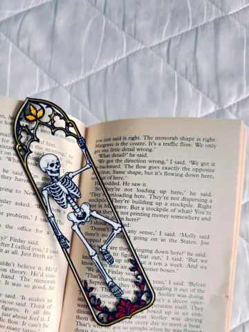 Accesorio de lectura: Gothic Skeleton Bookmark Stained Glass Style — vista de referencia 2