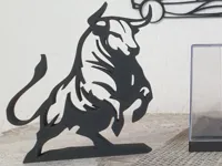 Taureau Red Bull F1 debout — photo 2