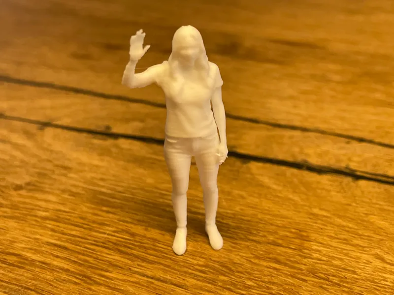 Kleine winkende Frau