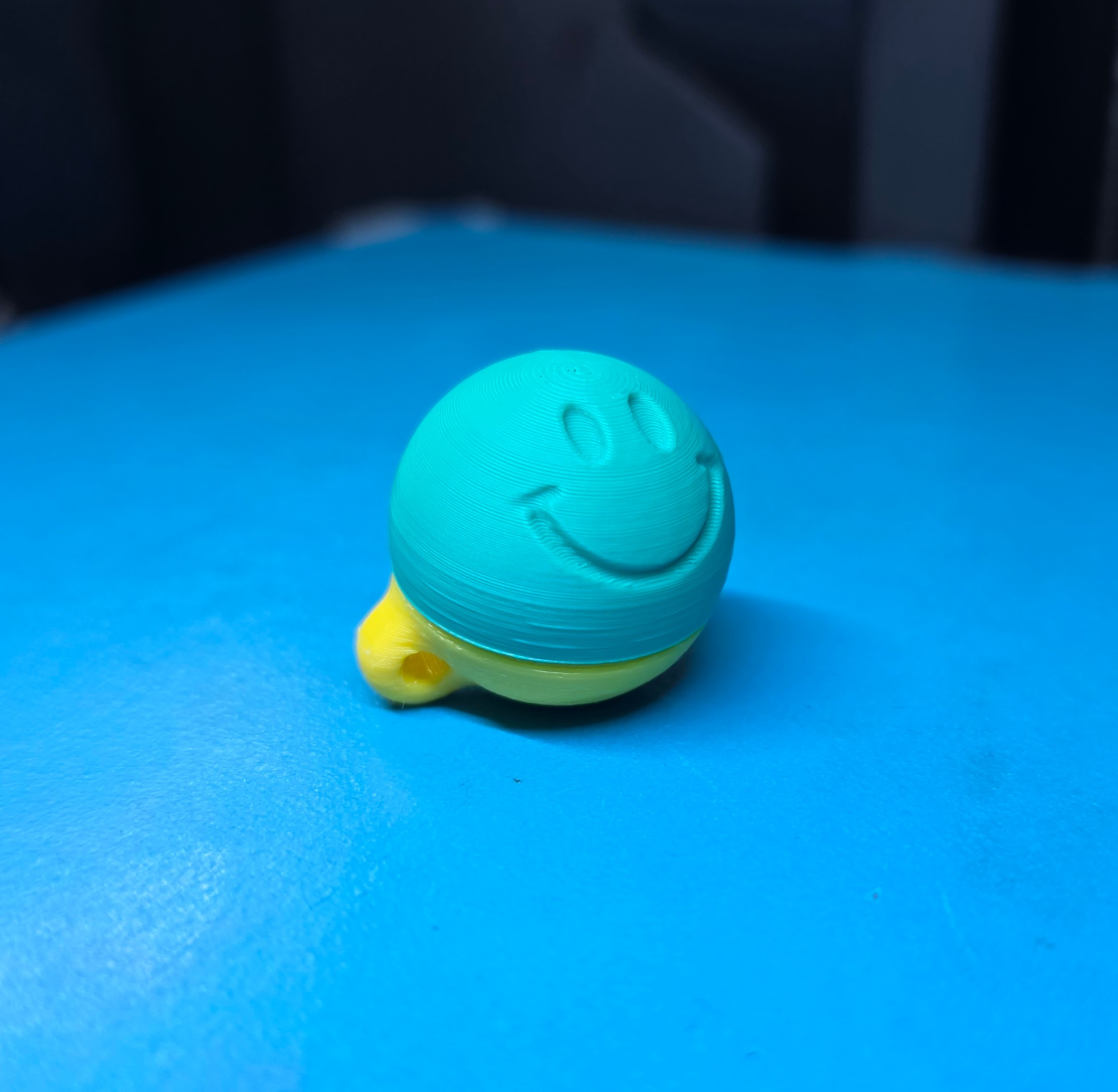 Miniatura 7 do modelo 3D Smiley Keychain / Storage Container