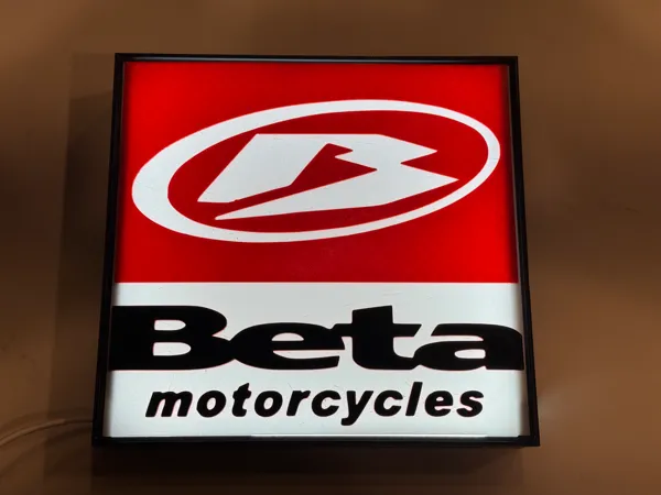 Boîtier lumineux Beta Motorcycles