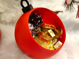 Christmas ornament bowl that can hold candies nuts