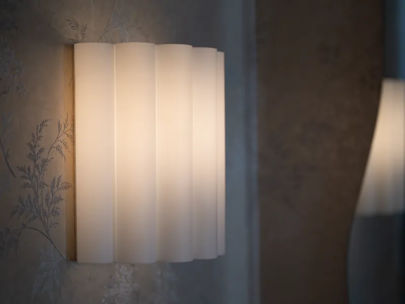 Uppladdningsbar vägglampa i skandinavisk stil
