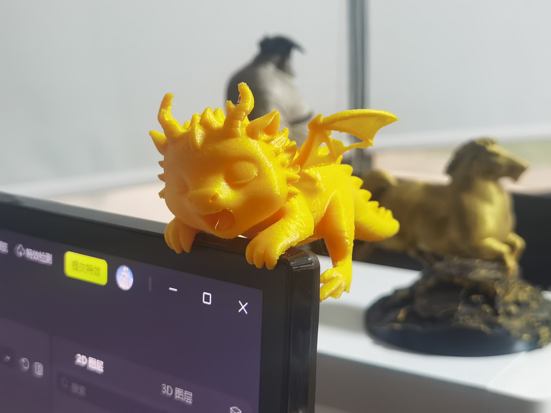 3D модель Sleepy Little Dragon — 3D-друкований сонний дракон на монітор | Декор Львів — 3D друк Львів