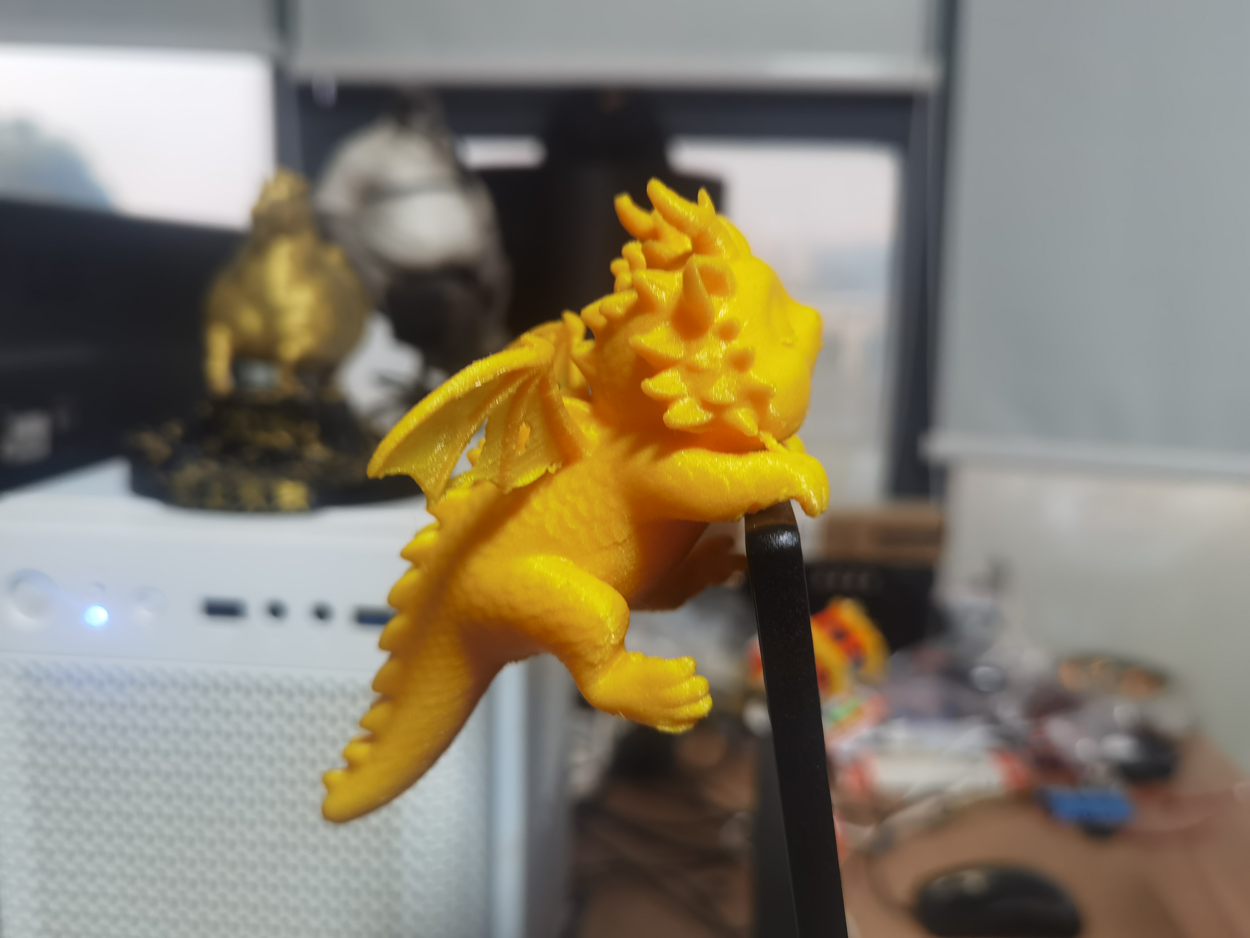 3D модель Sleepy Little Dragon — 3D-друкований сонний дракон на монітор | Декор Львів — 3D друк Львів