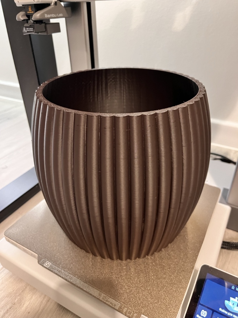Miniatura 2 do modelo 3D Seamless Ribbed Planter Pot with Hidden Tray
