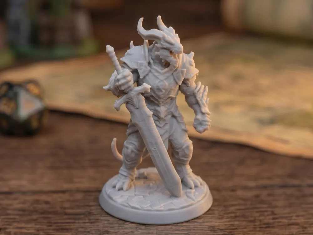 Adorno temático: Dragonborn Warrior - Draconic Champion Greatsword. Referencia del modelo original.