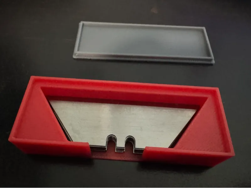Simple Spare Utility Blade Holder with snap in lid
