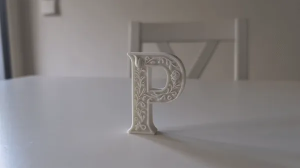 Lettre P décorative sur socle, style floral en plâtre