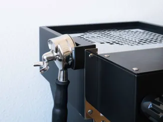La Marzocco Linea Mini, Halter für Siebträger