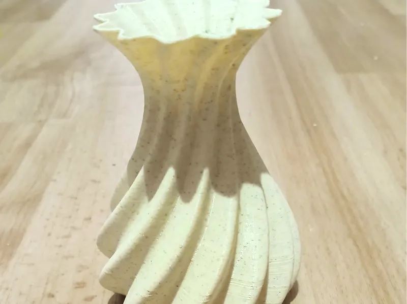 Spiralenförmige Vase