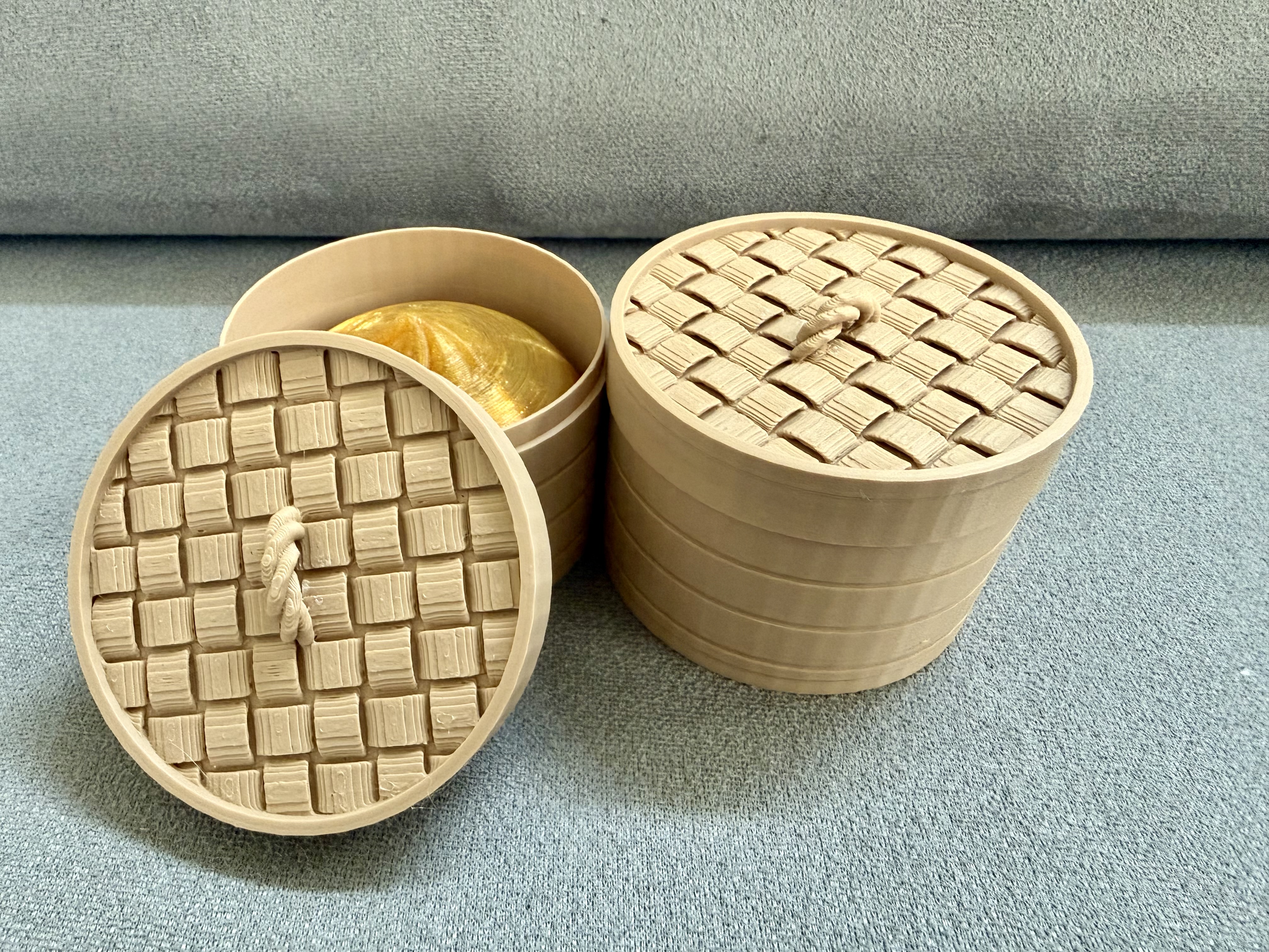 Miniatura 1 do modelo 3D Twisty Dumpling and Container