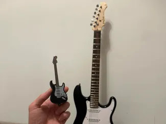Fender Squier stratocaster keychain