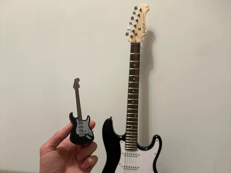 Fender Squier stratocaster keychain