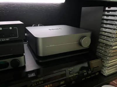 Wiim Amp Shelf – Elevated & Heat-Isolated