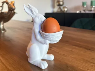 Osterhase mit Nest