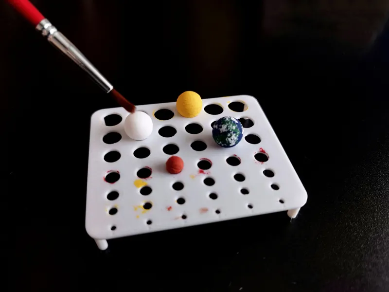 Painting support small spherical pieces