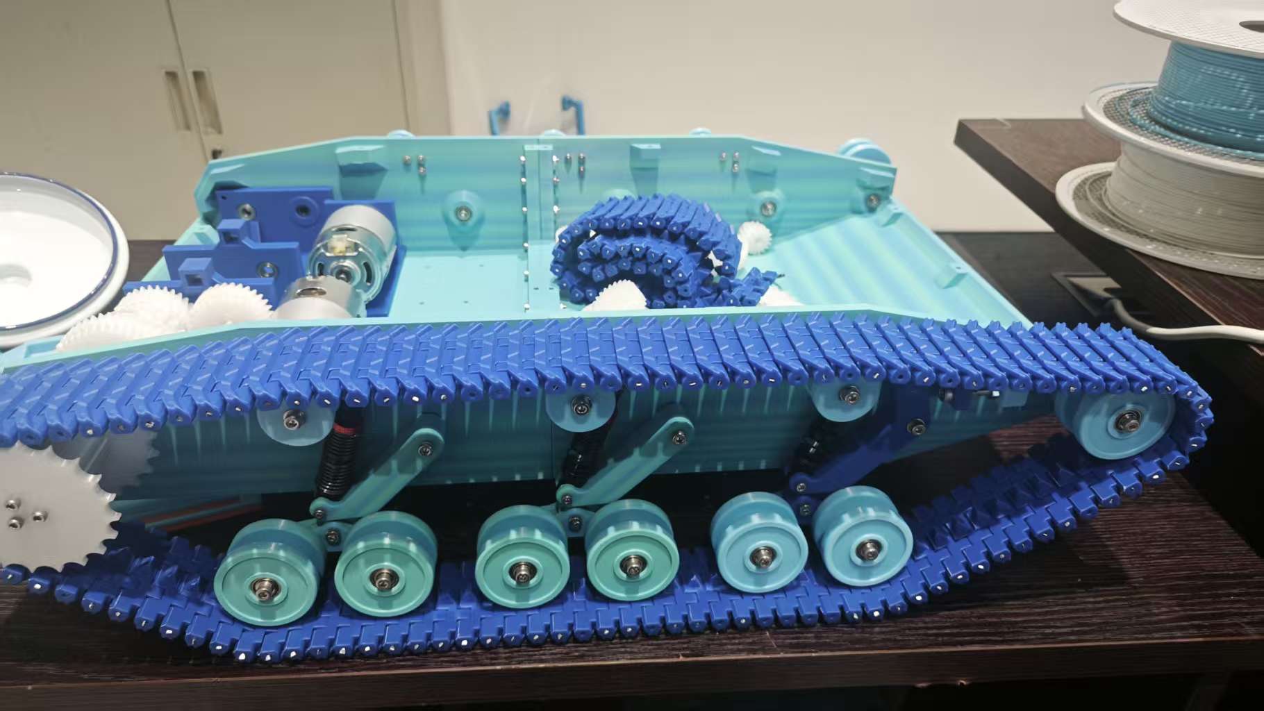 Miniatura 2 do modelo 3D 履带坦克平台（可遥控载重，可搭载武器站、物料框。巡检巡防平台）