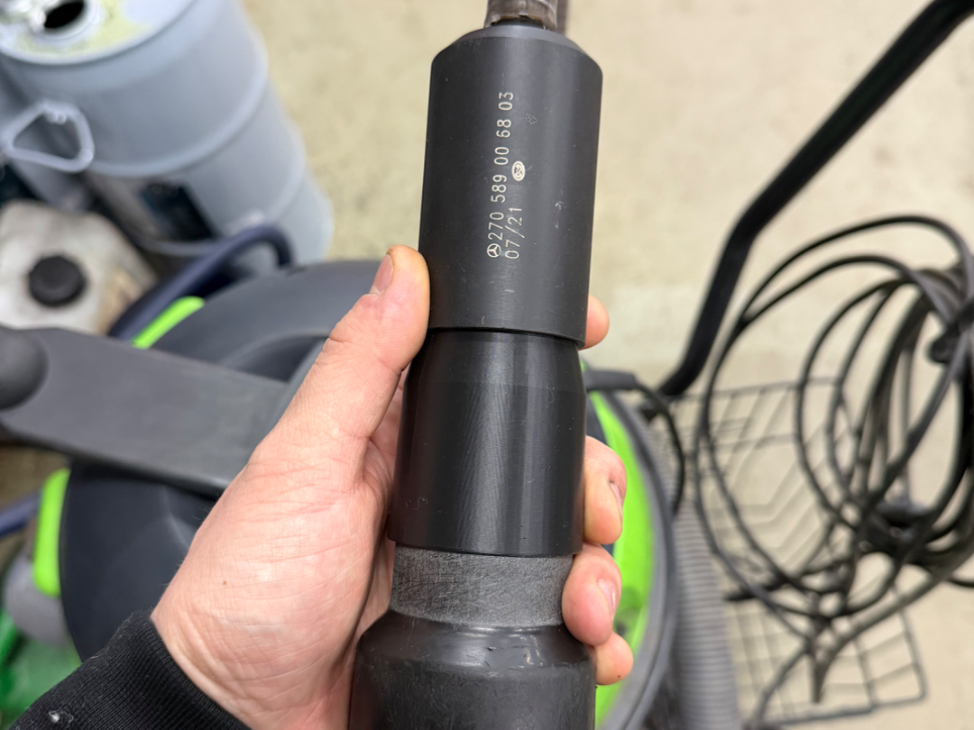 Vacuum adapter for Mercedes special tool