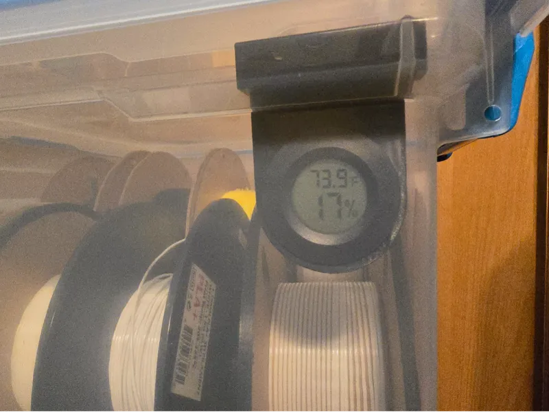 Sterilite 32QT Bin  hygrometer mount