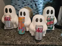 Fantôme avec canette de soda — photo 1