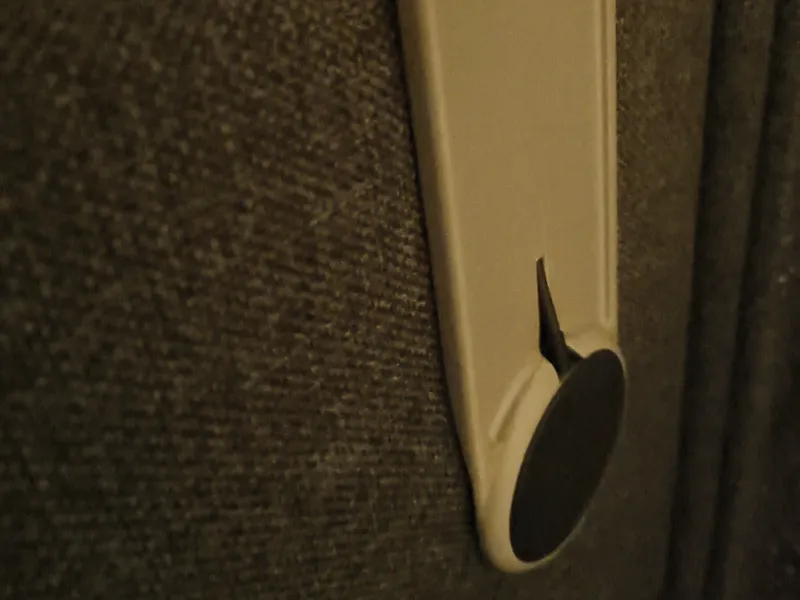 Vertical 70mm bedside hanger for Magsafe phones