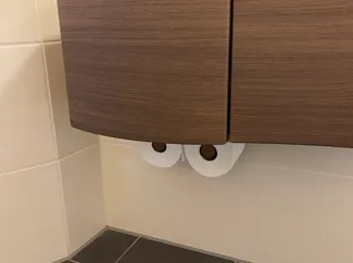 Toilettenpapier Halter unter den Hängeschrank