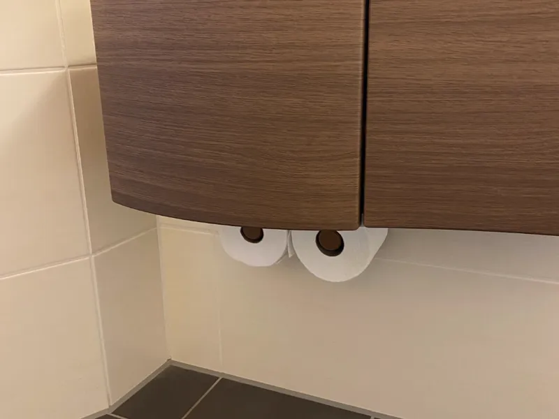 Toilettenpapier Halter unter den Hängeschrank