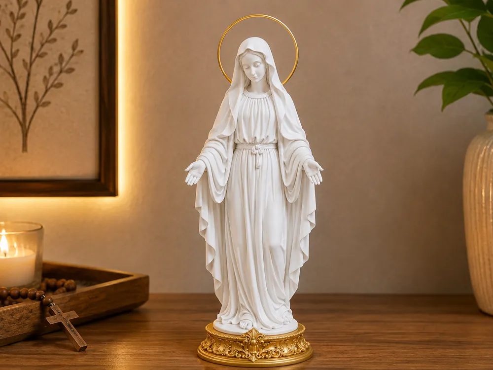 Figura decorativa: Our Lady of Grace – Premium Religious Sculpture. Referencia del modelo original.