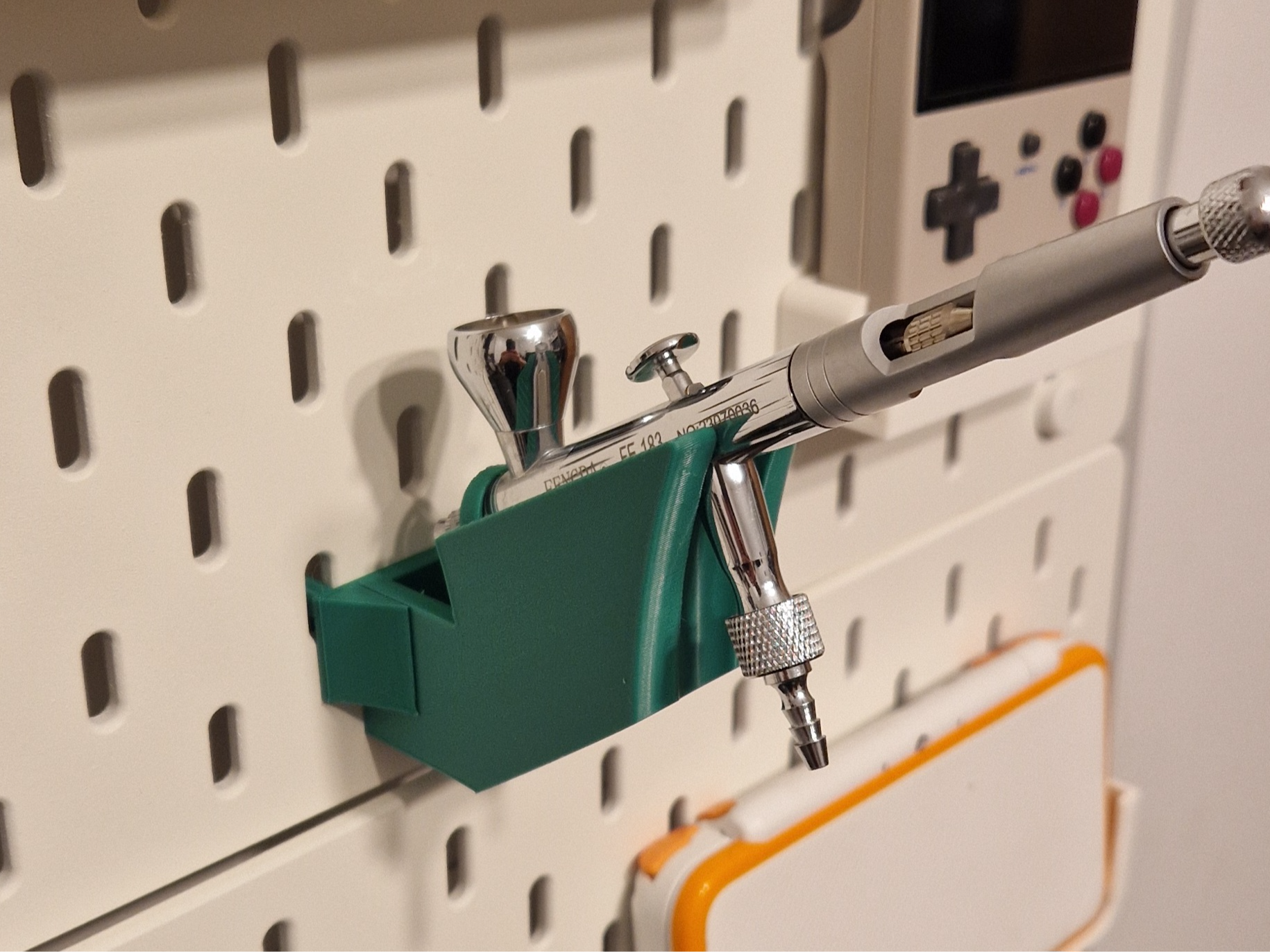 Skadis Air brush holder