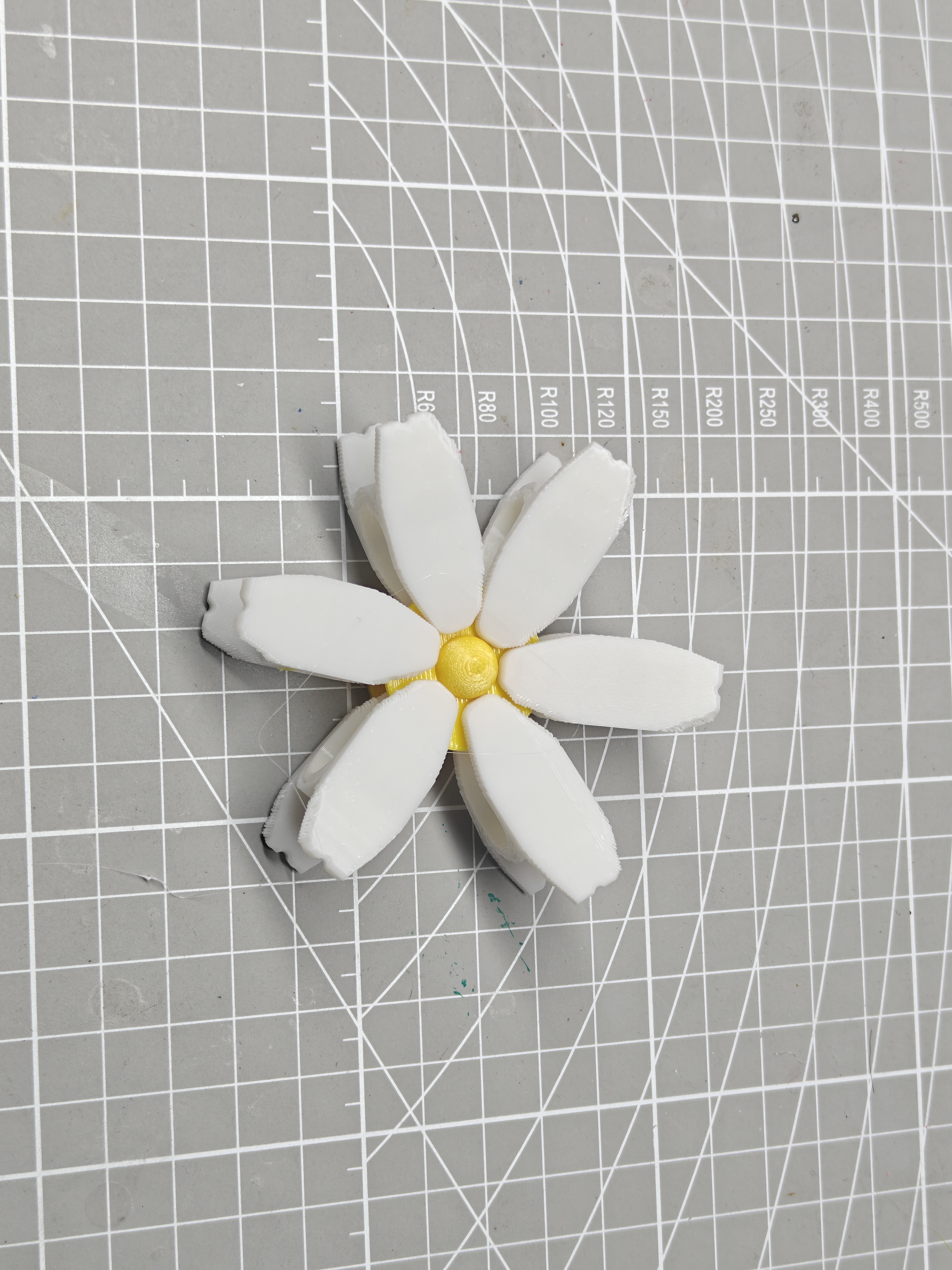 Miniatura 1 do modelo 3D 花瓣设计收纳夹-底部预留冰箱贴磁铁孔