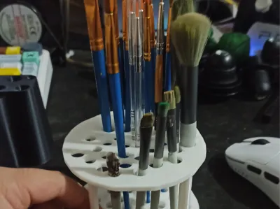 Simple brush holder