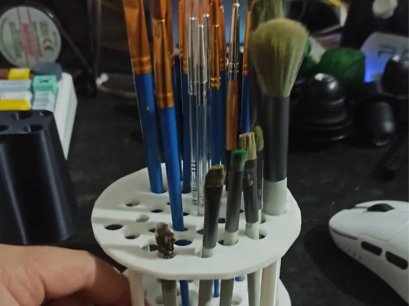 Simple brush holder