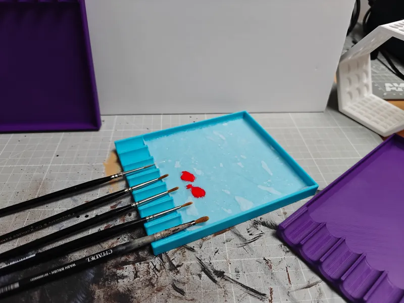 Brush holder with wet palet v5