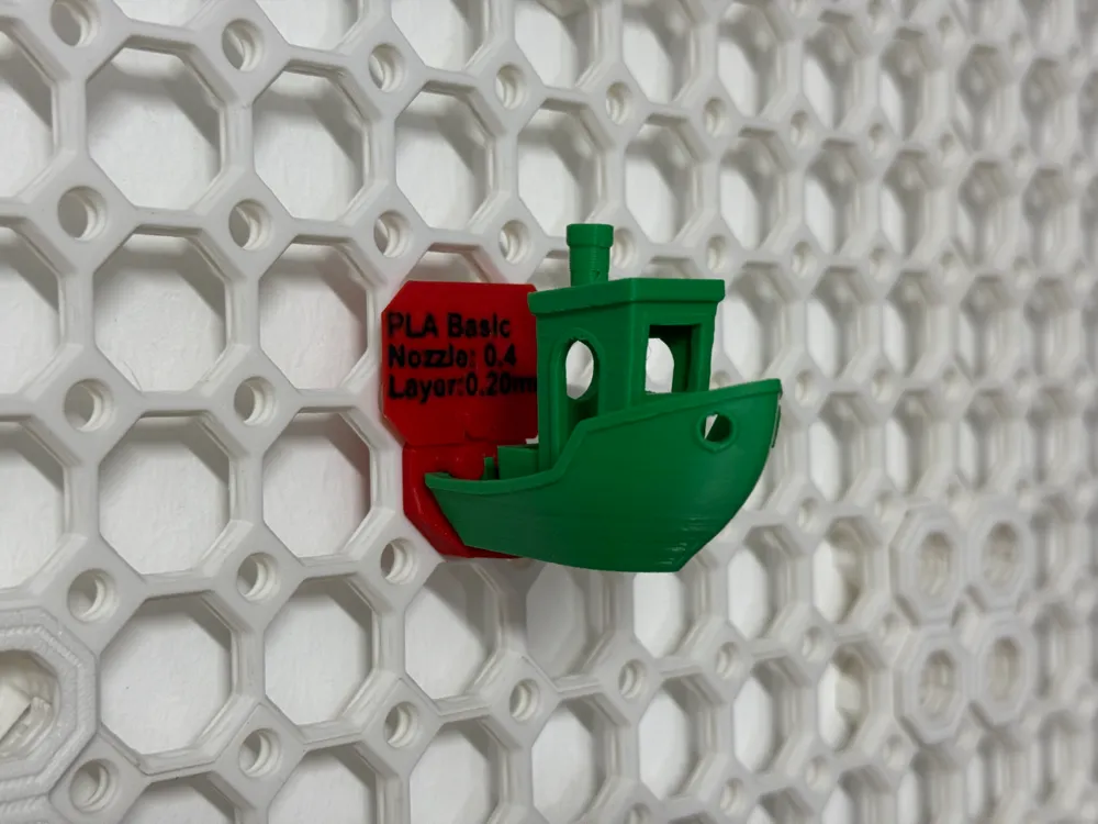 Benchy-Holder Multiboard v2 with label by Cheesy1976 - MakerWorld