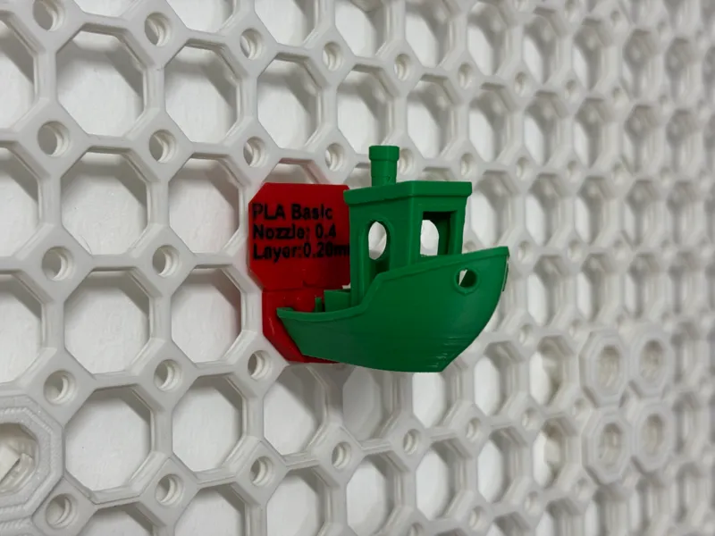 Benchy-Holder Multiboard v2 with label