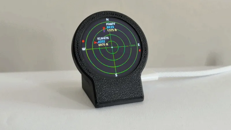 ESP32 Plane Radar — Live ADS-B on a Round Display view 2