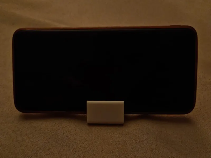 Supporto Curvo Smartphone – Compatto e Funzionale