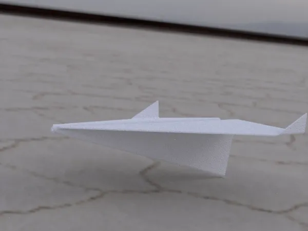 Avion en papier figé dans le temps