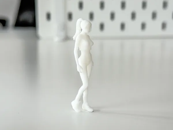 Figurine miniature femme sportive pour diorama