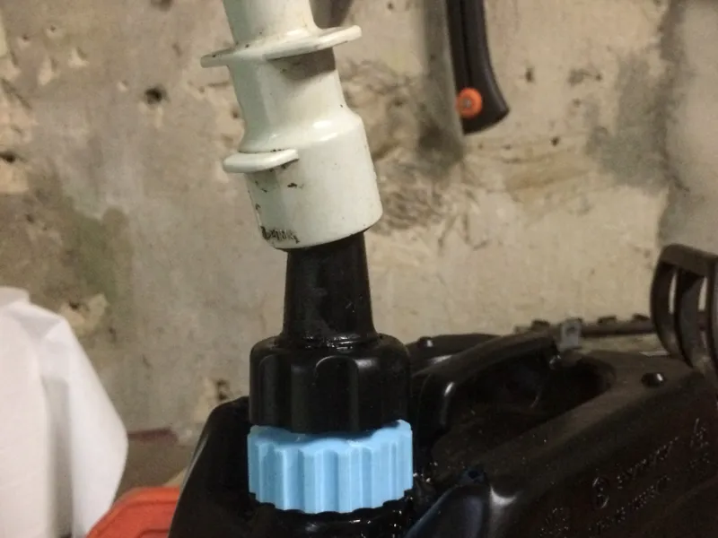 Stihl filling system adapter for oil can