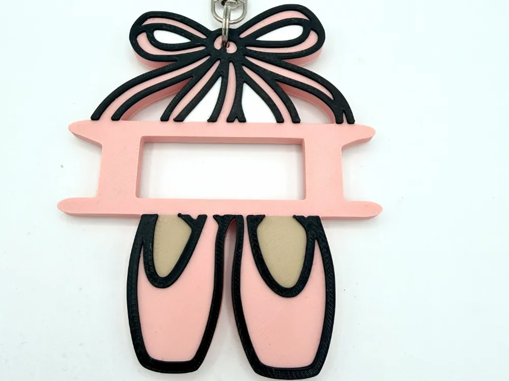 Accesorio para sujetar ligas de cabello: Ballet: Hair Tie Holder Bag Tag. Referencia del modelo original.