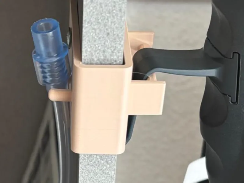 Halter für ein Schlauch und eine Fernbedienung