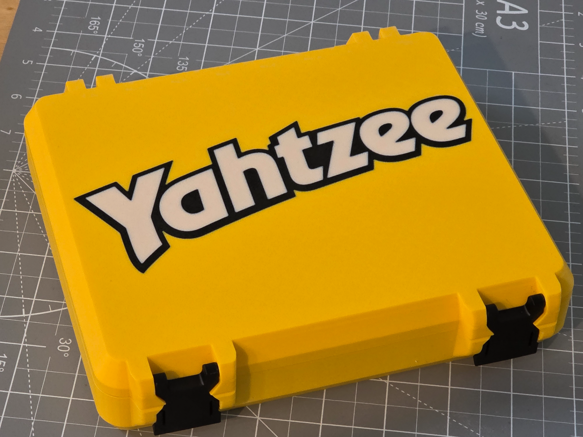 Miniatura 1 do modelo 3D Yet another Yahtzee Box