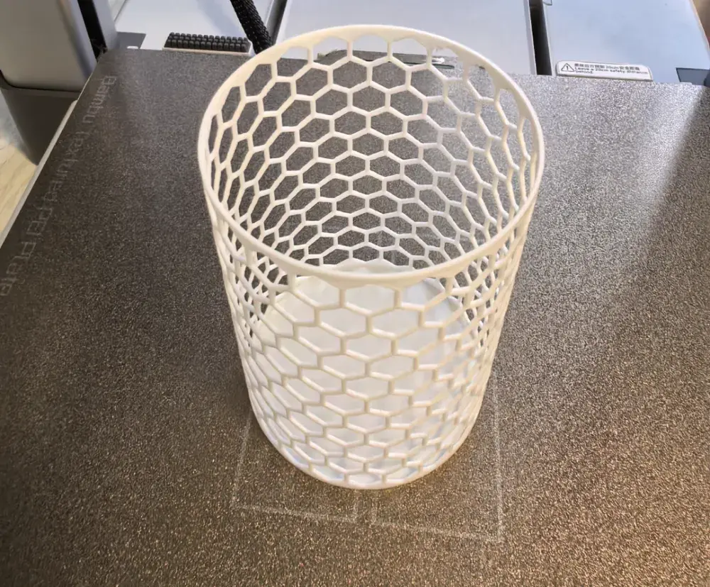 Miniatura 2 do modelo 3D 镂空笔筒（极简省材）