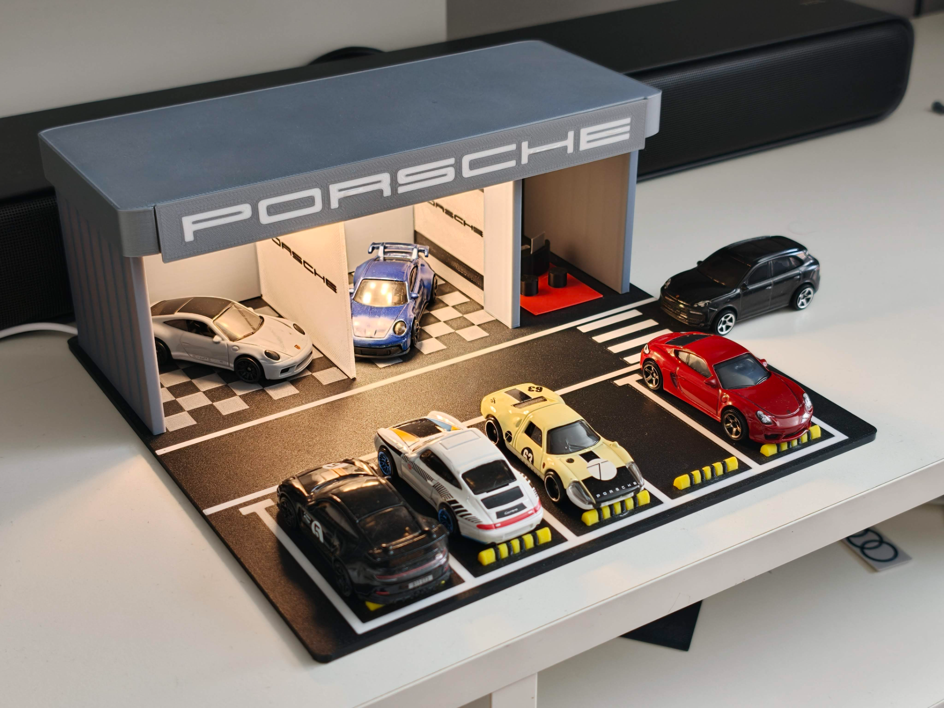 Porsche Showroom Garage Display – 1:64 Scale