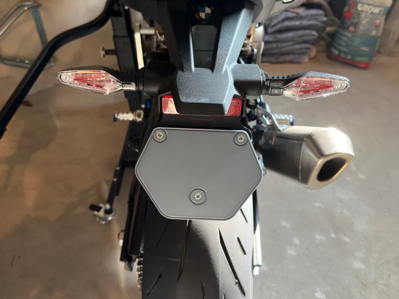 BMW S1000R K63 Kennzeichen Klebeplatte