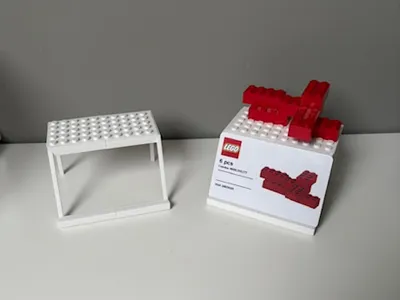 LE.GO house 6 red bricks stand