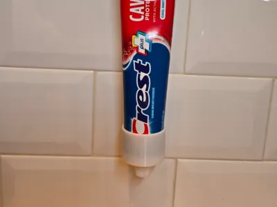 Minimal tooth paste holder