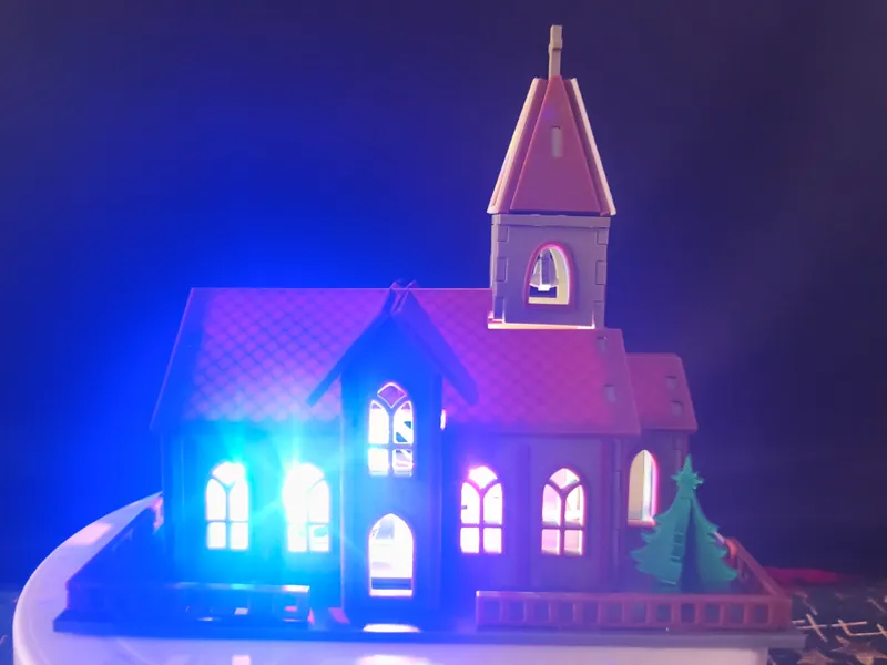 Weihnachtliche Kirche beleuchtet Weihnachtsdorf